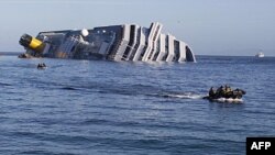 Các toán hải quân cố gắng tìm các nạn nhân trên tàu Costa Concordia hôm 21/1/12