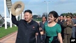 Lãnh tụ Bắc Triều Tiên Kim Jong Un và vợ Ri Sol Ju.