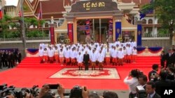 Quốc vương Campuchia Norodom Sihamoni, Thủ tướng Hun Sen, Chủ tịch Quốc hội Heng Samrin và các nhà lập pháp chụp hình lưu niệm trước Trụ sở Quốc hội ở Phnom Penh, ngày 23/9/2013.