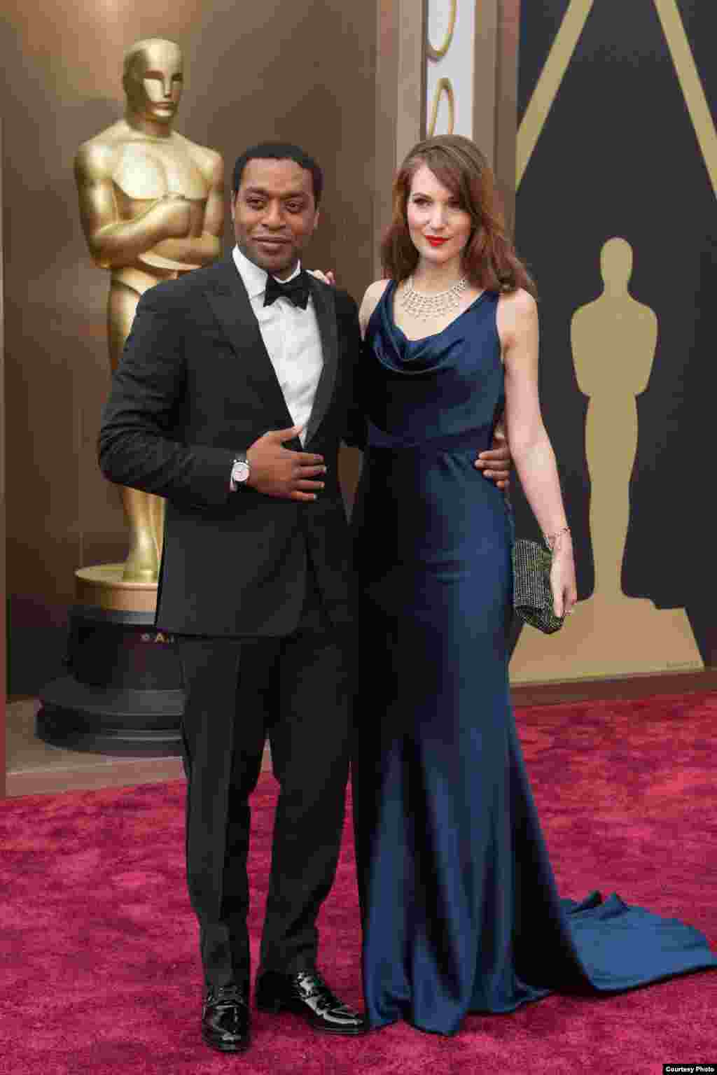 Diễn viên được đề cử giải Oscar Chiwetel Ejiofor và khách tới dự lễ trao giải Oscar tại Hollywood, ngày 2/3/2014. (Ảnh: AMPAS)