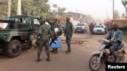 Binh sĩ đứng trước nhà hàng La Terrasse nơi xảy ra vụ nổ súng ở Bamako, 7/3/2015.