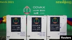 Kampuchia tiếp nhận vaccine Oxford/AstraZeneca theo chương trình COVAX tại Phi trường Quốc tế Phnom Penh ngày 2/3/2021. 