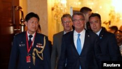 Bộ trưởng Quốc phòng Hoa Kỳ Ash Carter tới địa điểm nơi ông sẽ có bài phát biểu tại Đối thoại Shangri-La, 3/6/2016. 