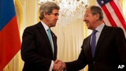 Ngoại trưởng Mỹ John Kerry, trái, bắt tay với Ngoại trưởng Nga Sergey Lavrov và Ngoại trưởng Mỹ John Kerry trước khi bắt đầu cuộc họp tại Paris, ngày 30/3/2014.