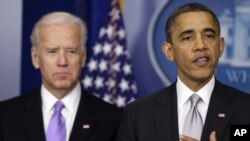 Tổng thống Obama đứng cùng Phó tổng thống Joe Biden (trái) khi phát biểu tại Tòa Bạch Ốc, thứ Tư, 19/12/2012. (AP Photo/Charles Dharapak)