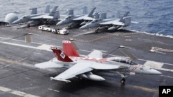 Máy bay chiến đấu F/A-18 Super Hornet trên boong tàu sân bay USS George Washington trong cuộc tập trận quân sự chung giữa Mỹ và Hàn Quốc trong vùng biển Hoàng Hải, phía tây nam Seoul, ngày 24/6/2012