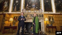 Thủ tướng Anh David Cameron (trái) và Tổng thống Afghanistan Hamid Karzai nói mở cuộc họp báo sau cuộc họp tại tư gia của Thủ tướng Anh hôm 28/1/12