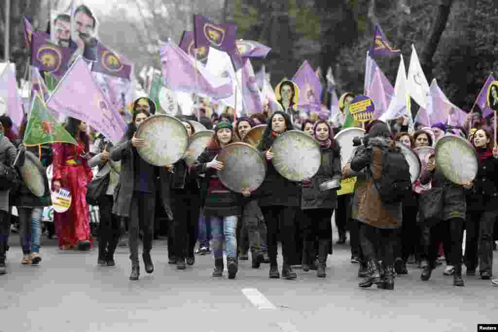 Phụ nữ xuống đường tuần hành nhân ngày Quốc tế Phụ nữ tại Istanbul, Thổ Nhĩ Kỳ, ngày 8/3/2015.