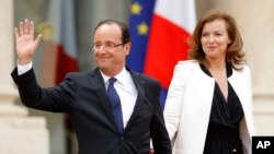 Tổng thống Pháp và bà Valerie Trierweiler rời Ðiện Elysee