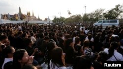 Đoàn xe chở linh cữu Vua Bhumibol Adulyadej về tới Hoàng cung ở thủ đô Bangkok, Thái Lan, 14/10/2016.