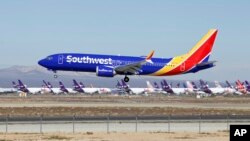 Một chiếc Boeing 737 MAX của Southwest Airlines hạ cánh xuống bãi đỗ ở California.