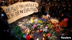 Người dân giơ một biểu ngữ đoàn kết tại Brussels sau vụ đánh bom ở Brussels, Bỉ, ngày 22 tháng 3 năm 2016. 