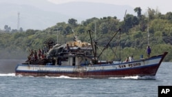 Ngư dân Philippines trên thuyền đánh cá gần bãi cạn Scarborough ở Masinloc, Zambales.