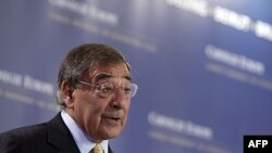 Bộ trưởng Quốc phòng Leon Panetta nói bất kỳ sự cắt giảm nào thêm trong chi tiêu quốc phòng cũng sẽ ảnh hưởng tới khả năng của quân đội Hoa Kỳ đáp trả các mối đe dọa trong tương lai