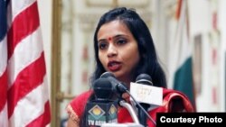 Nhà ngoại giao Devyani Khobragade trong một bức ảnh trên tài khoản Twitter của bà