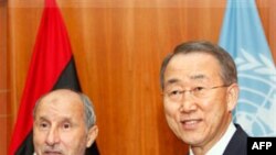 Chủ tịch Hội đồng Chuyển tiếp Quốc gia Libya Mustafa Abdul-Jalil và Tổng Thư ký LHQ Ban Ki-moon trước cuộc họp của họ ở Tripoli, Libya, 2/11/2011