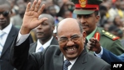 Tổng thống Sudan Omar Hassan al-Bashir đến Kenya tham dự lễ ban hành Hiến pháp mới tại Công viên Uhuru, Nairobi, 27/8/2010