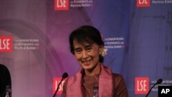 Bà Suu Kyi tham gia cuộc thảo luận bàn tròn tại Trường Khoa học Kinh tế Chính trị London 