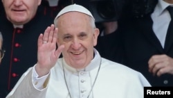 Newly elected Pope Francis, Cardinal Jorge Mario Bergoglio of Argentina waves as he leaves the Santa Maria Maggiore Basilica in Rome, March 14, 2013. REUTERS/Alessandro Bianchi (ITALY - Tags: RELIGION POLITICS) FOR BEST QUALITY IMAGE ALSO SEE: GM2E93K