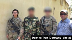 Deanna Tran, trái, trong một lần tới thăm một trung tâm giam giữ ở Afghanistan với sự giúp đỡ về phiên dịch của anh Kohistany, phải, trong thời gian cô được điều động tới đây vào năm 2017-2018.