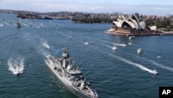 Đội tàu chiến HMAS Perth của Australia đi ngang qua Nhà Hát Opera Sydney. 