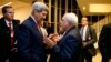 Ngoại trưởng Mỹ John Kerry trò chuyện với người đồng cấp Iran Mohammad Javad Zarif tại Vienna, Áo, 16/1/2016.