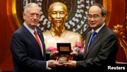 Ông Nguyễn Thiện Nhân trong cuộc gặp với Bộ trưởng Quốc phòng Mỹ Jim Mattis tháng Mười năm ngoái.