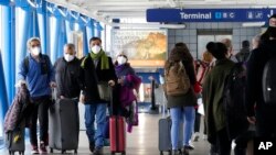 Hành khách tại sân bay O'Hare ở Chicago.