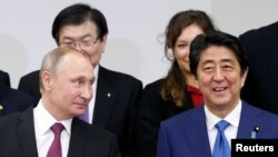 Tổng thống Nga Vladimir Putin (trái) và Thủ tướng Nhật Bản Shinzo Abe tham dự cuộc họp thượng đỉnh tại Tokyo, Nhật Bản, 16/12/2016.