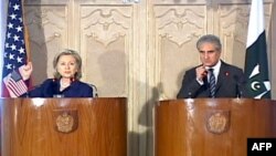 Ngoại trưởng Hoa Kỳ Hillary Clinton phát biểu tại cuộc họp báo chung với Ngoại trưởng Pakistan Shah Mahmood Qureshi, ngày 19/7/2010