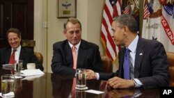 Tổng thống Barack Obama bắt tay Chủ tịch Hạ viện John Boehner (giữa) trong một buổi họp tại Tòa Bạch Ốc