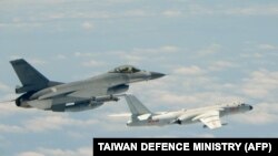 Tiêm kích F-16 của Đài Loan theo dõi máy bay ném bom H-6K của Trung Quốc (ảnh tư liệu, 11/5/2018)