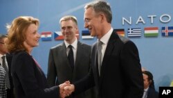 Bộ trưởng Quốc phòng Montenegro Milica Pejanovic-Durisic (trái) chào đón Tổng thư ký NATO Jens Stoltenberg (phải) tại một cuộc họp của Hội đồng Bắc Đại tây dương của NATO, tại Brussels, ngày 02/12/2015.