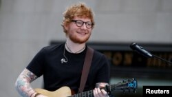 Ed Sheeran tại show diễn Today của truyền hình NBC ở New York hôm 6/7.