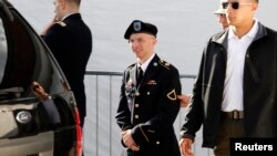 Binh nhất Lục quân Bradley Manning (giữa) được giải ra khỏi tòa án ở Fort Meade, trong tiểu bang Maryland 