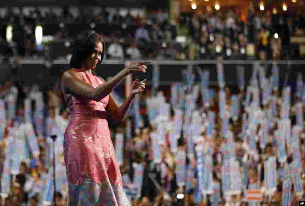 Đệ nhất Phu nh&acirc;n Michelle Obama vẫy ch&agrave;o cử tọa sau b&agrave;i diễn văn tại Đại hội, 3 th&aacute;ng 9, 2012.