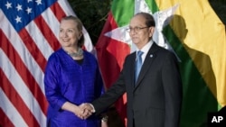 Ngoại trưởng Mỹ Hillary Clinton và Tổng thống Miến Điện Thein Sein bắt tay trước khi họp tại Siem Reap, Campuchia, Thứ sáu, 13/7/2012