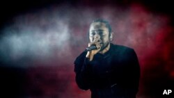 Kendrick Lamar biểu diễn tại lễ hội âm nhạc Coachella ở Indio, California, hôm 16/4.