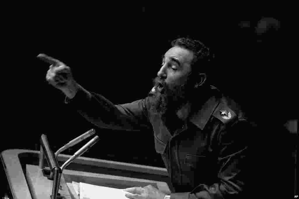 Trong bức hình đề ngày 12 tháng 10 năm 1979, Chủ tịch Cuba Fidel Castro đọc một bài diễn thuyết dài dòng trước Đại hội đồng Liên Hiệp Quốc tại New York. &nbsp;