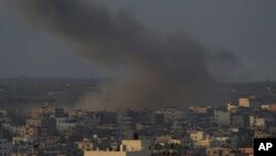 Khói bốc lên sau một cuộc tấn công của Israel vào thành phố Gaza, ngày 10/8/2014.