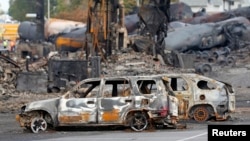 Những chiếc xe bị cháy gần khu vực đoàn tàu ở Lac Megantic, 9/7/2013