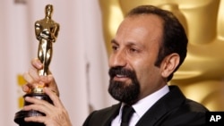 Đạo diễn người Iran Asghar Farhadi với tượng vàng Oscar cho phim nước ngoài hay nhất 'A Separation' tại Lễ trao giải Oscar lần thứ 84 ở Hollywood, ngày 26 tháng 2, 2012