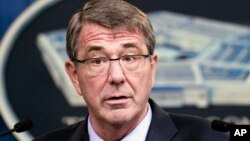 Bộ trưởng Quốc phòng Ash Carter phát biểu trong một cuộc họp báo tại Ngũ giác đài ngày 28 tháng 1 năm 2016.