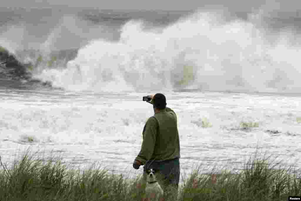 Cư d&acirc;n chụp h&igrave;nh những cơn s&oacute;ng lớn do b&atilde;o Sandy mang lại ở Ocean City, New Jersey, ng&agrave;y 28/10/2012. 