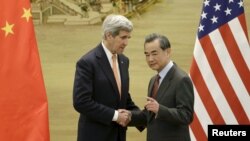 Ngoại trưởng Mỹ John Kerry và Ngoại trưởng Vương Nghị trong cuộc họp báo chung tại Bộ Ngoại giao Trung Quốc ở Bắc Kinh, ngày 27/1/2016.