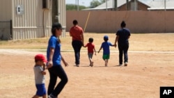 Các gia đình di dân tại một trung tâm giam giữ di dân không giấy tờ ở Texas, ngày 23/8/19.