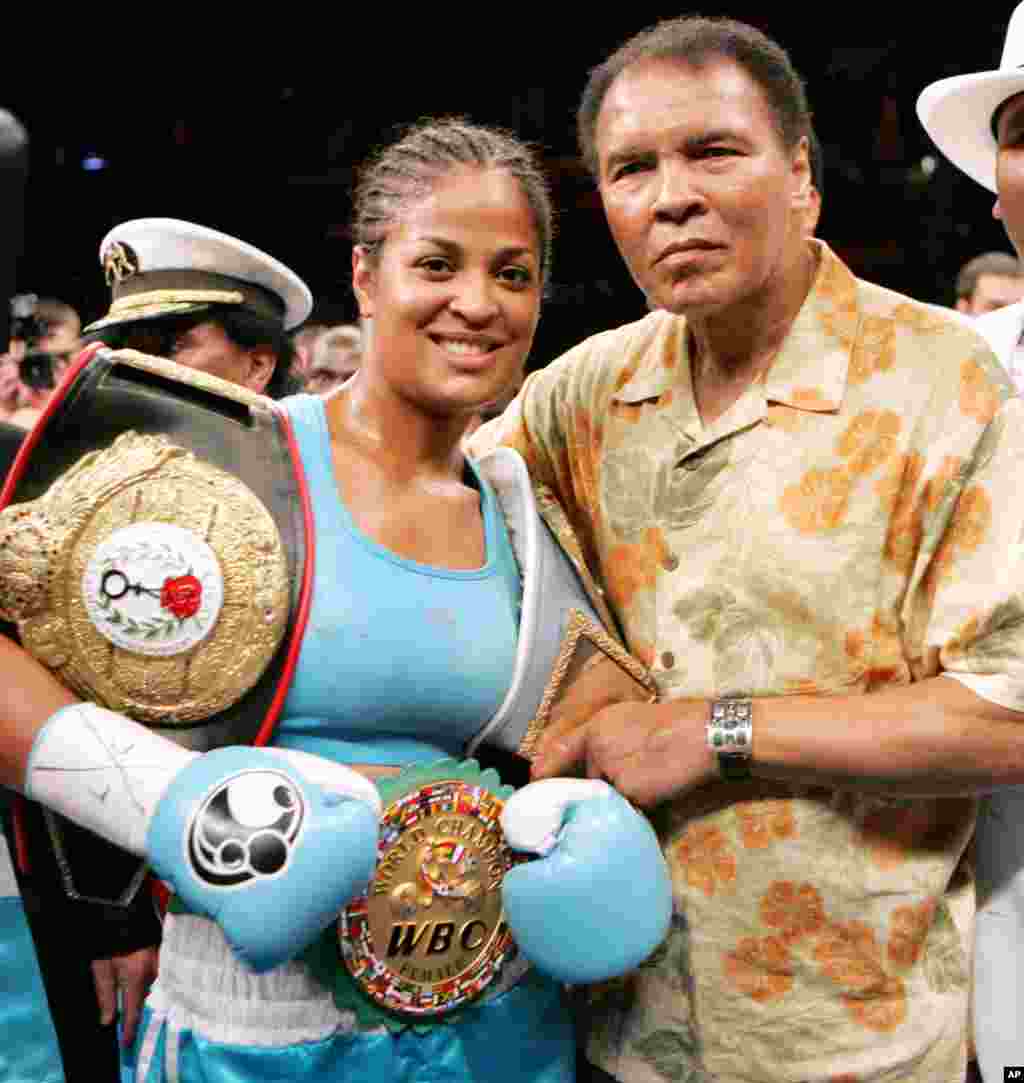 Laila Ali, con gái của Muhammad Ali, chụp ảnh chung với cha sau khi giành thắng lợi trước Erin Toughill ở Washington, hôm 11/6/2005.