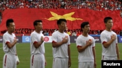 Các cầu thủ Việt Nam hát quốc ca trước một trận đấu ở SEAGAMES.