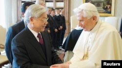 Đức Giáo Hoàng Benedicto XVI và Tổng bí thư đảng CSVN Nguyễn Phú Trọng tại Vatican, ngày 22/1/2013.