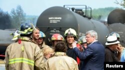 Thủ tướng Canada Stephen Harper đến thị sát hiện trường tai nạn và cho biết nơi này trông giống một bãi chiến trường